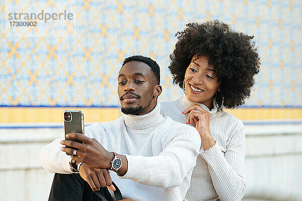 Schwarzes und hübsches Paar macht ein Selfie