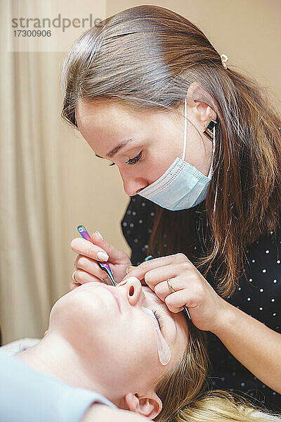 Ästhetische Medizin: Wimpernverlängerung für junge Frauen