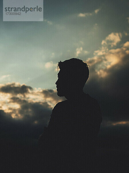 Silhouette eines Mannes zwischen Wolken