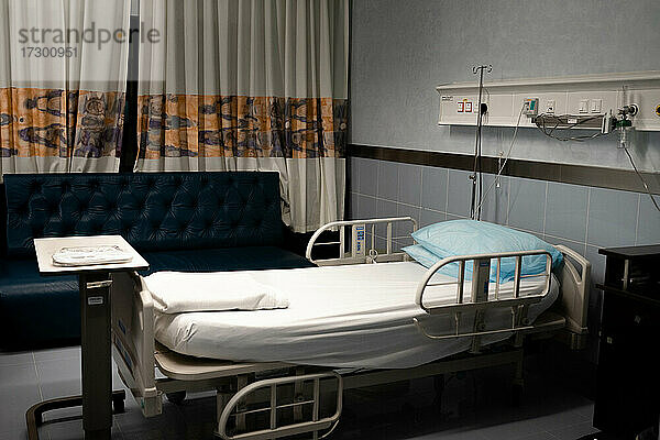 Aufwachraum mit Betten und komfortabler medizinischer Versorgung.