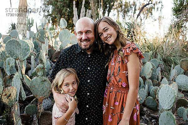 Vater und Töchter im Wüstengarten in San Diego