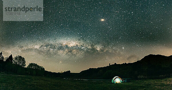 Panoramablick auf eine schöne Nachtlandschaft mit Zelt in Neuseeland