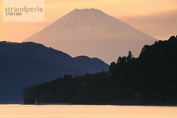 Blick auf den Berg Fuji bei Sonnenuntergang vom Ashi-See aus  Hakone  Japan