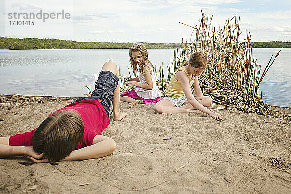 Spielende Kinder an einem See