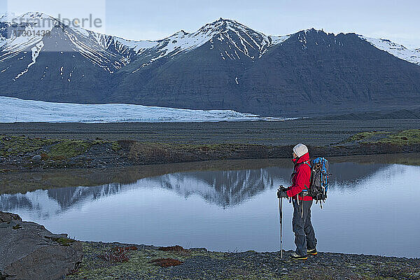 Wanderin beim Trekking durch karge Landschaft in Skaftafell / Island