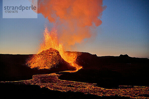 Heiße Lava  die aus einem vulkanischen Berg ausbricht