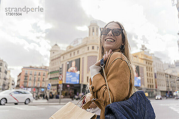 Schöne Frau hält Einkaufstüten und lächelt