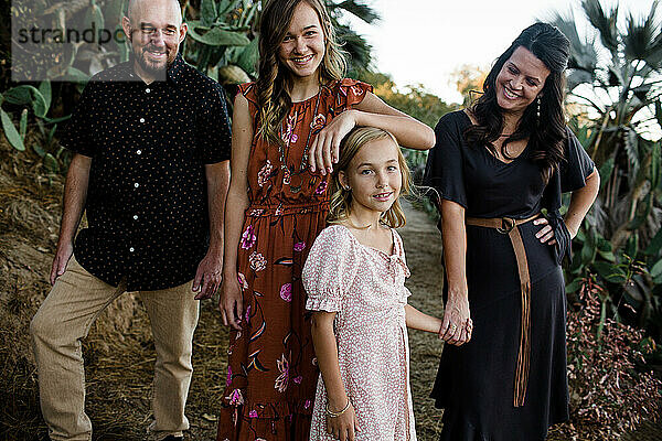 Vierköpfige Familie posiert im Wüstengarten in San Diego