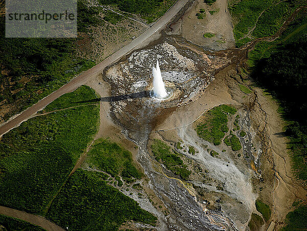 Luftaufnahme des ausbrechenden Strokkur Geysir in Island
