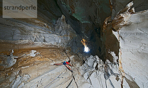 Klettern aus der windigen Höhle am Crazy Horse Buttress