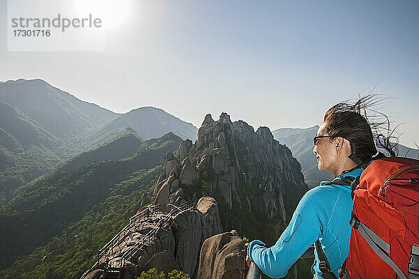 Frau auf dem Gipfel des Ulsanbawi im Seoraksan-Nationalpark