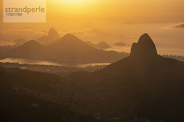 Schöner orangefarbener Sonnenaufgang mit Blick auf die Regenwaldberge im Tijuca Park