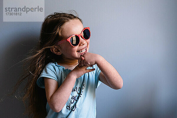 Porträt eines kleinen Kindes mit Sonnenbrille  das lächelt