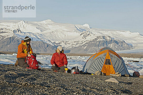 Ein Paar  das sein Lager an der berühmten Gletscherlagune Jökulsárlón aufschlägt