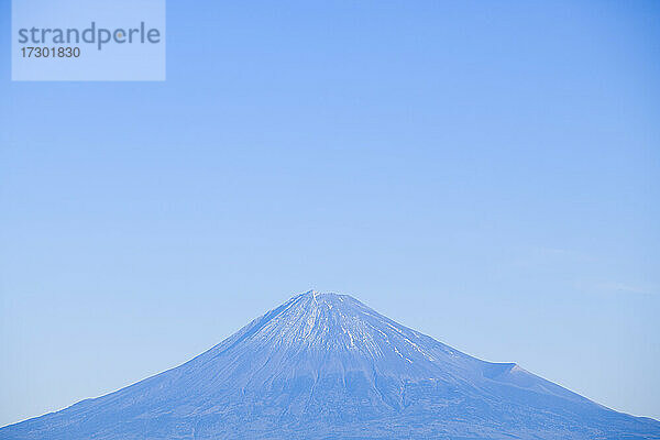 Blick auf den Berg Fuji und den blauen Himmel  Präfektur Shizuoka  Japan