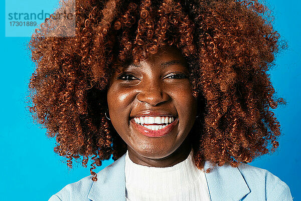 Porträt einer schönen schwarzen Geschäftsfrau vor blauem Hintergrund