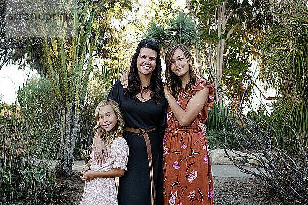 Mutter und Töchter posieren im Wüstengarten in San Diego