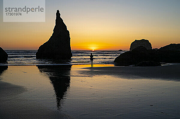 Sonnenuntergang in den Ozean mit silhouetted Person