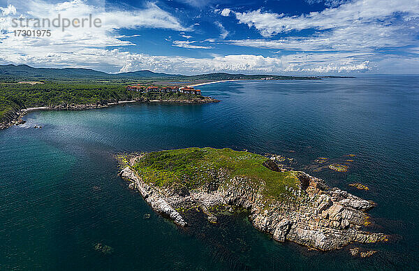 Blick aus der Luft auf eine Insel im Meer. St. Thomas Insel im Schwarzen Meer  Bulgarien