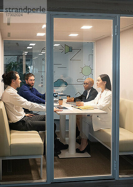 Multirassische Kollegen beim Brainstorming im Büro
