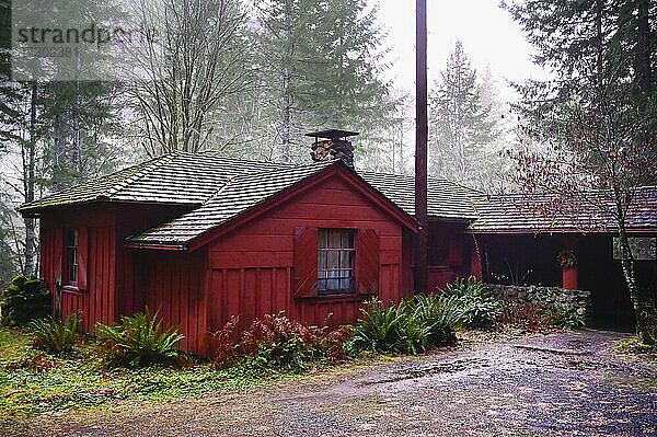 Rustikale rote Hütte im National Forest