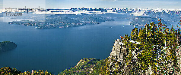 Panoramablick auf einen Wanderer  der auf einem Berggipfel steht  Vancouver B.C.