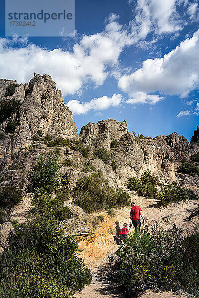 Vater  Tochter und Hund gehen im heißen Sommer am Mittelmeer einen Hügel hinauf