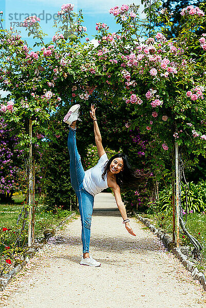 Flexible Tänzerin auf der Straße