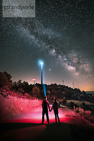 Ein verliebtes Paar beobachtet die Milchstraße