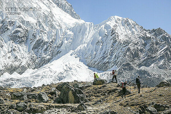 Bergsteigerteam auf dem Weg zum Everest-Basislager