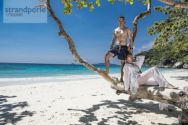 schönes Paar posiert für die Kamera am Strand der Similan Inseln