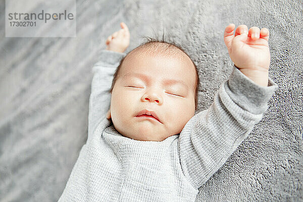 Cute adorable schlafen Stretching neugeborenes Baby Junge. Gesunde Kindheit