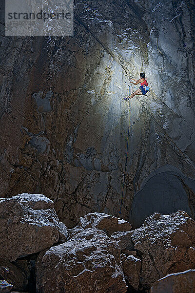 Kletterer beim Ausstieg aus der windigen Höhle am Crazy Horse Buttress