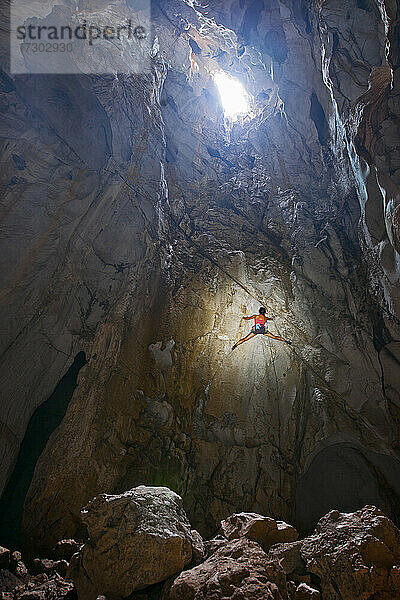 Kletterer beim Ausstieg aus der windigen Höhle am Crazy Horse Buttress