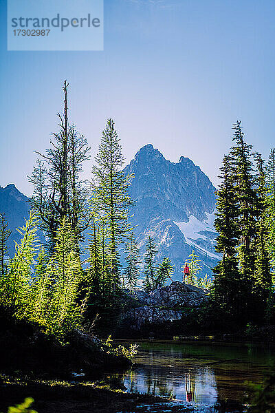 Helle Wanderin auf dem Gipfel im North Cascades National Park