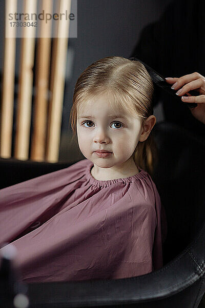 Kleines Mädchen im Friseursalon