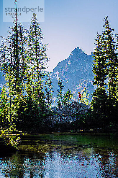 Wanderin oben auf dem Felsen über dem Bergsee im North Cascades NP