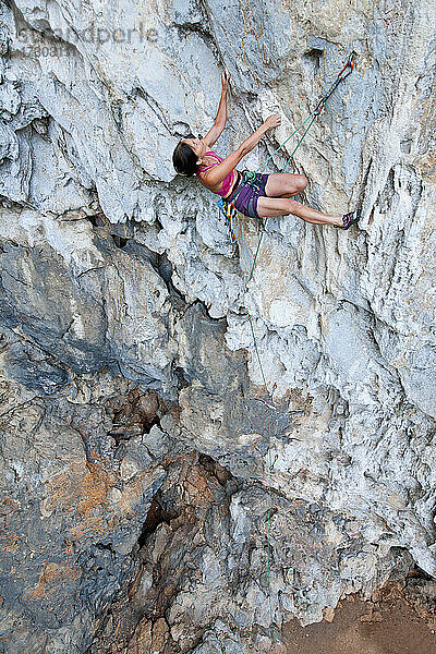 Kletterer an der Kalksteinwand des Crazy Horse Buttress in Nordthailand