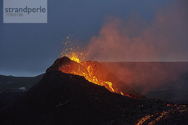 Erstaunliche Szenerie eines Vulkanausbruchs bei Nacht