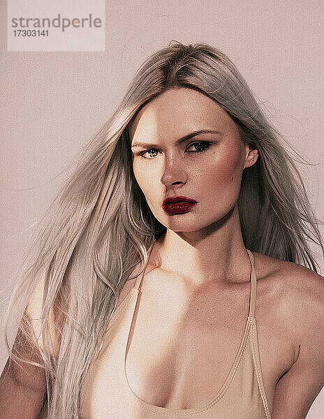 Studio Mode Porträt der Blondine Tragen rote Halsband topless  schauen gerade