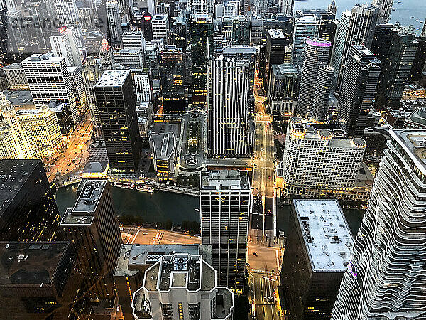 Ein Blick von oben auf die Skyline von Chicago in der Dämmerung mit Blick nach Süden.