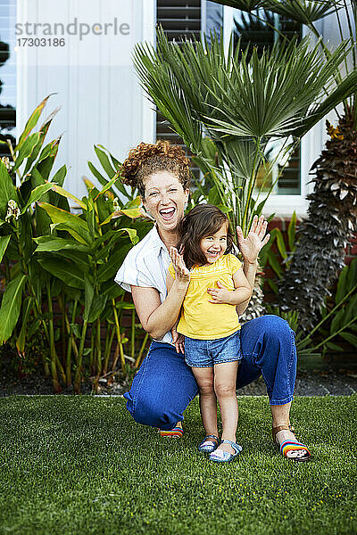 Porträt einer fröhlichen Mutter und ihrer Tochter im Hinterhof