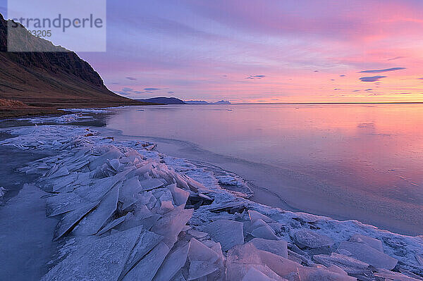 Berg mit gefrorenem Boden im Winter  Island.