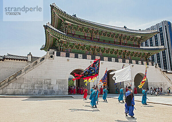 Zeremonie der Wachablösung im Gyeongbok-Palast in Seoul