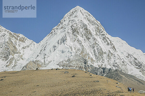 Maßstab: Pumori und ein Kletterteam auf dem Weg zum Everest Basecamp