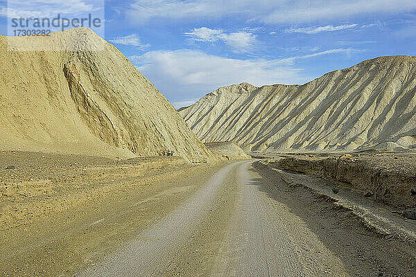 Schotterstraße im Twenty Mule Team Canyon  Death Valley  Kalifornien