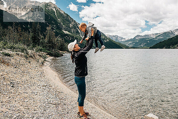 Mutter und Kleinkind lächeln sich bei einer Wanderung am Mystic Lake an