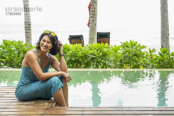 Frau am Pool auf der tropischen Insel Koh Phangan