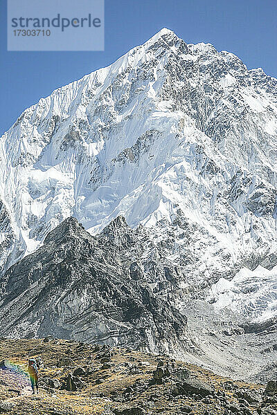 Bergsteiger auf dem Weg vor der beeindruckenden Südwand des Nuptse