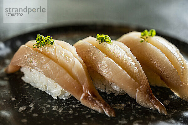 Hamachi-Sushi in einer Sushi-Bar in Nordthailand